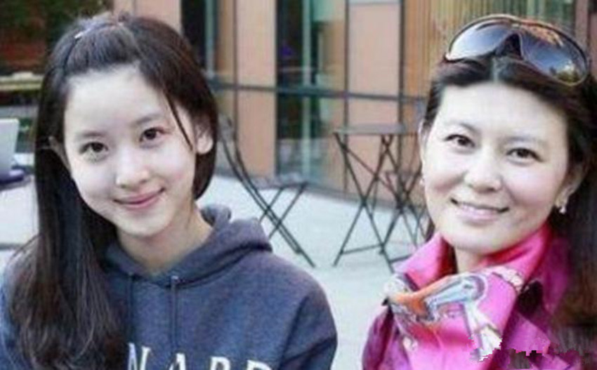 章泽天妈妈照片曝光,看清正脸后网友不淡定了:这一家都是冻龄吗