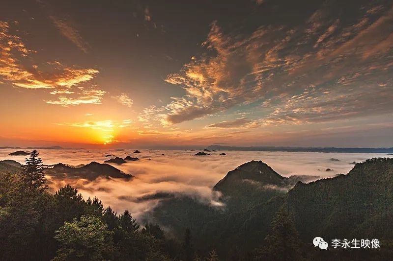 万批骏马向着司城朝拜,听从土司役使,有一种乾坤之势,俗称万马归朝