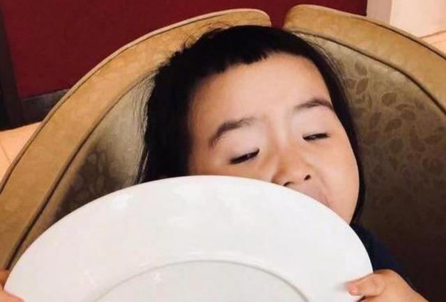 治愈无数人厌食症的"吃播鼻祖"小蛮,变成胖子了吗?网友:吃货