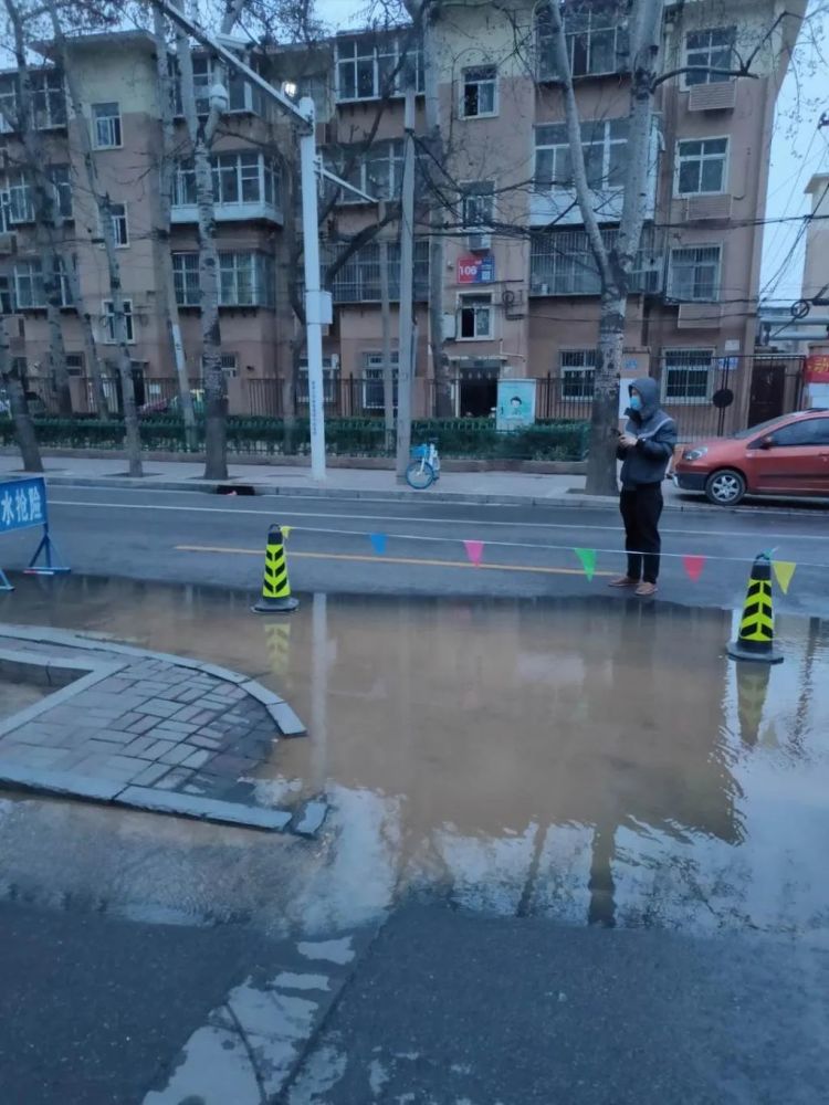 突发!石家庄市东风路管道跑水致街头道路满是积水