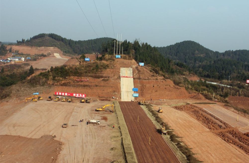 蓬船灌区白鹤林水库枢纽建设现场 先枢纽后渠系 成熟一个开工一个