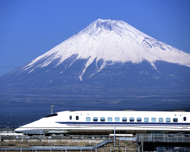 日本高铁比中国早开通44年,如今运行的速度却不够中国高铁快