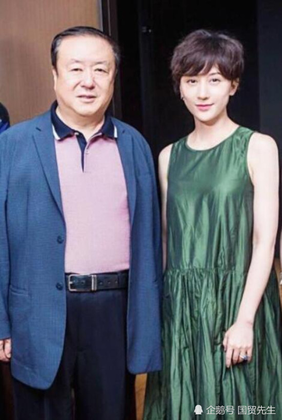 尤小刚的现任妻子周庭伊,原名周子涵,是一位80后演员,与尤小刚年龄