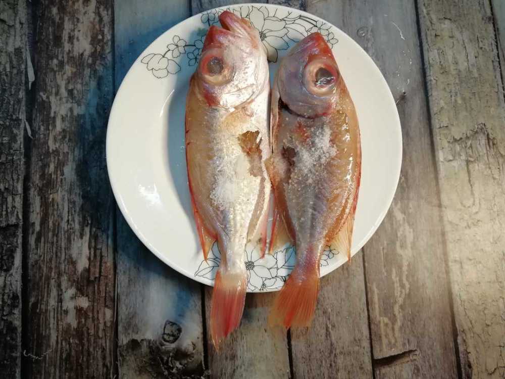 烤大眼红鱼零技术操作让你在家就能做出比外面烧烤还美味的鱼