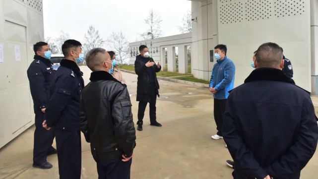 县委常委政法委书记杨解平到雷波监所看望慰问值班民辅警