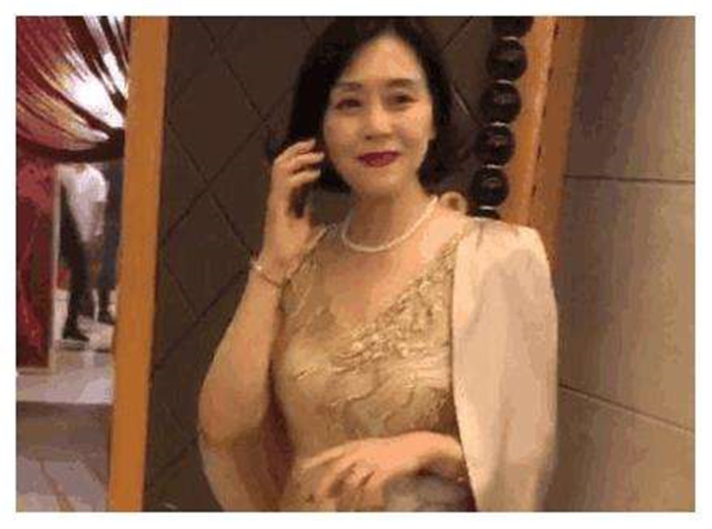 "最美婆婆"颜值太高走红,陪儿媳试婚纱时宛如姐妹,网友:真美