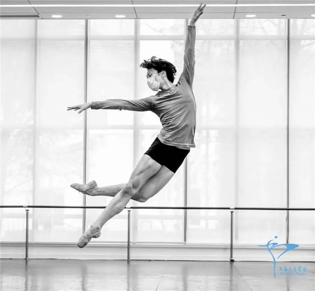 小踢腿 身体直立脚拔地,动力腿找爆发 ..