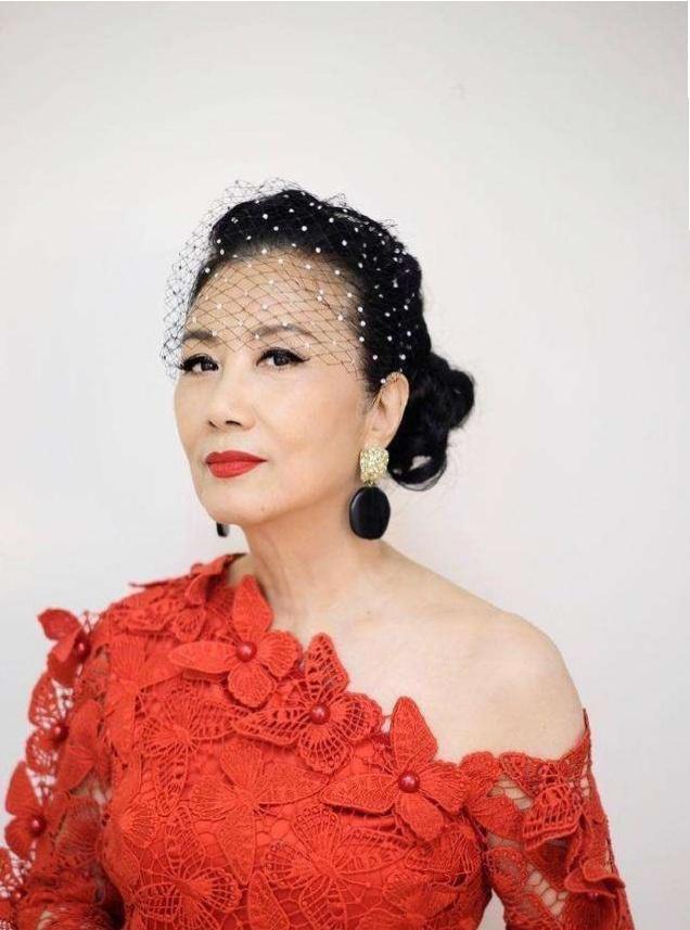 73岁汪明荃不认老,白色西装高级大方,长流苏显轻盈