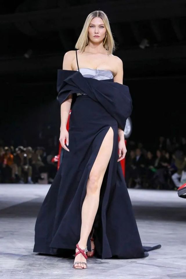 gigi hadid 许久未见的小kk也踏着稳健的步伐重返秀场,走起秀来眼神