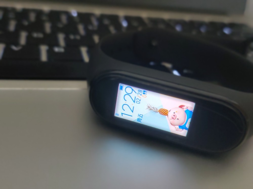 小米手环4 nfc版:小爱同学 彩屏,还能控制智能家居