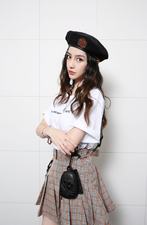 angelababy的生日照片,angelababy生日图片 angelababy晒照过31岁生日,对着蛋糕虔诚许愿,身旁玫瑰花抢镜