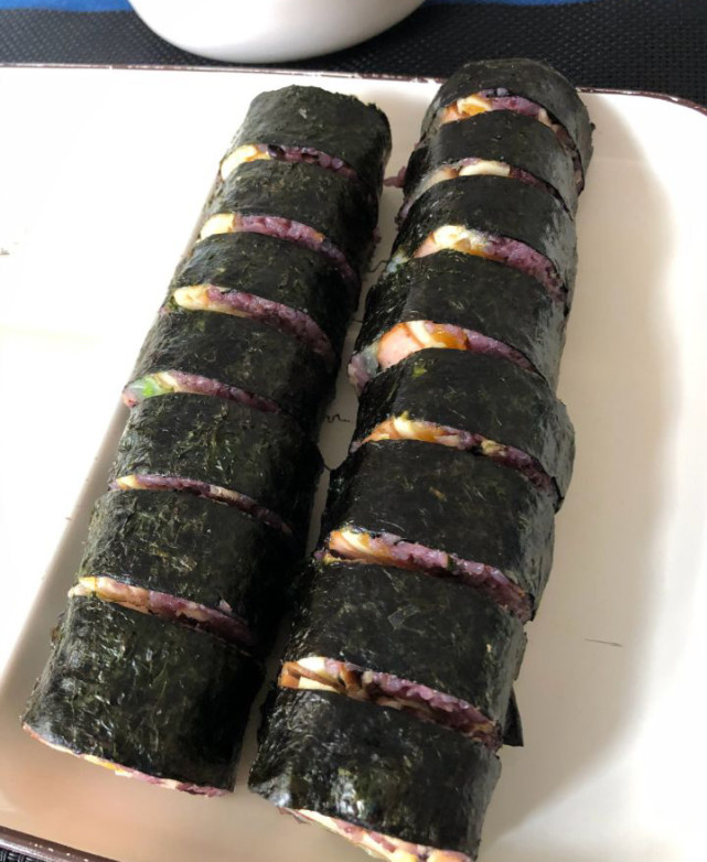 蔡少芬做紫米寿司给女儿们吃,料足全是肉,哺乳期喝好