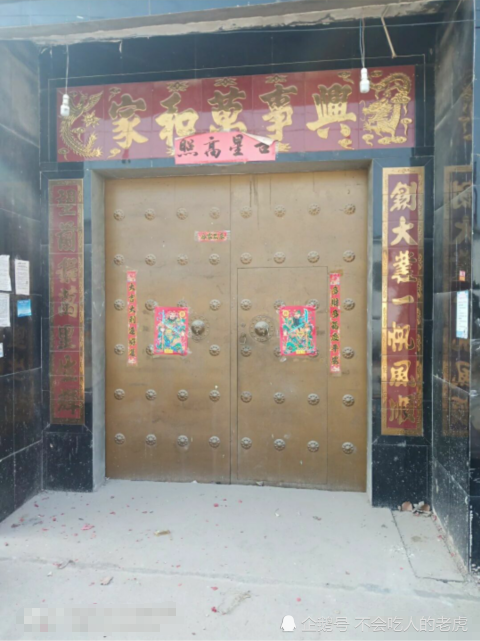 这是第四户人家用瓷砖在大门上张贴的一副对联,横排是五个字"家和