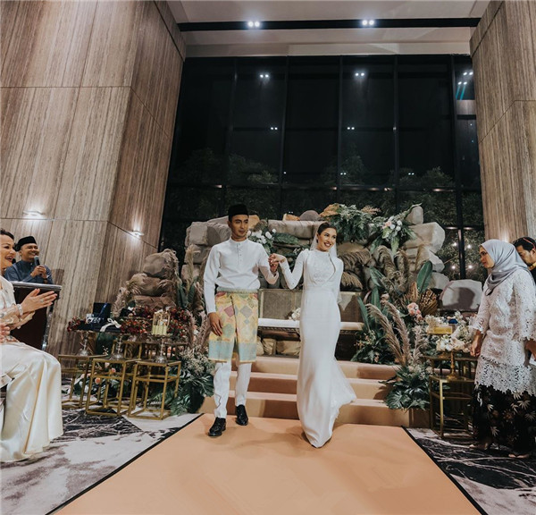 31岁男星举办圈内最壕婚礼,8层蛋糕倒挂天花板,一套婚纱超千万