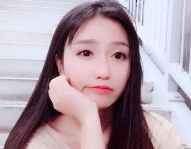 小深深儿直播时落泪,粉丝纷纷刷礼物安慰她,被吐槽是卖惨套路