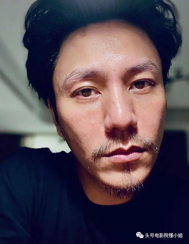他又再次晒出一张自拍的近照,同样胡子拉碴,昔日的花美男"厂花"造型不