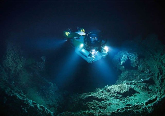 深海探测器在探测马里亚纳海沟