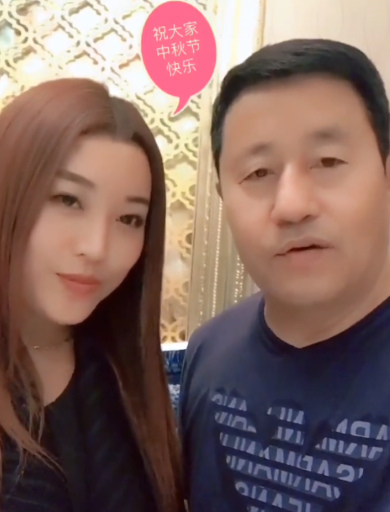 乡村爱情"王长贵"女儿撞脸李湘,与现任娇妻看不出年龄差