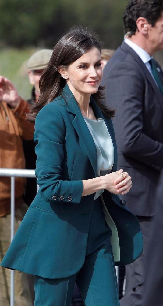 西班牙王后一身翠绿西装太飒!丝绸内搭好性感,凯特怎么就穿不好