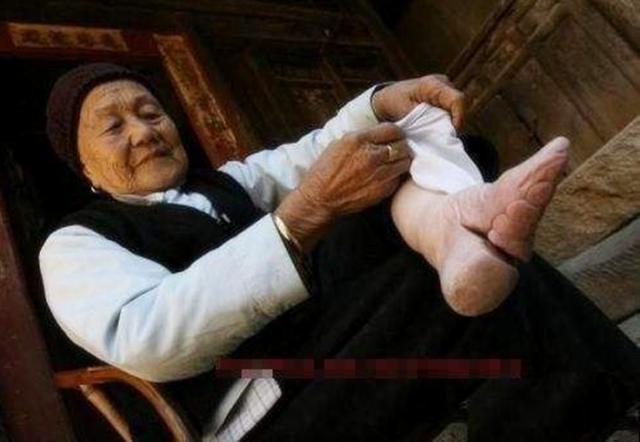 古代女子将脚看得比命重要,要不然,她们为何如此作践