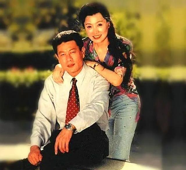 巫刚的妻子赵英,两人是同学在彼此相处中积累了情谊.