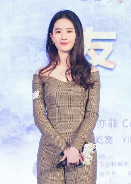 有种"微胖女神"叫刘亦菲,单肩白裙藏不住沙漏身材,32岁仍旧仙