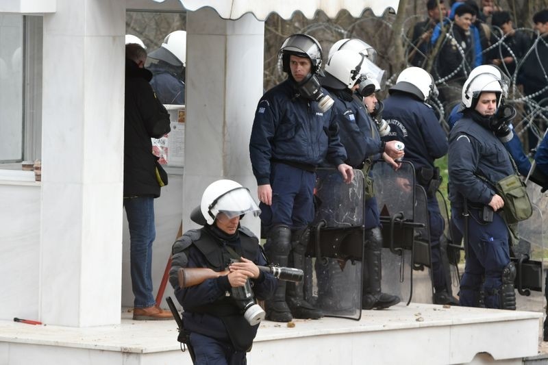 土耳其向欧洲放行叙利亚难民,希腊警察发射催泪瓦斯严防死守