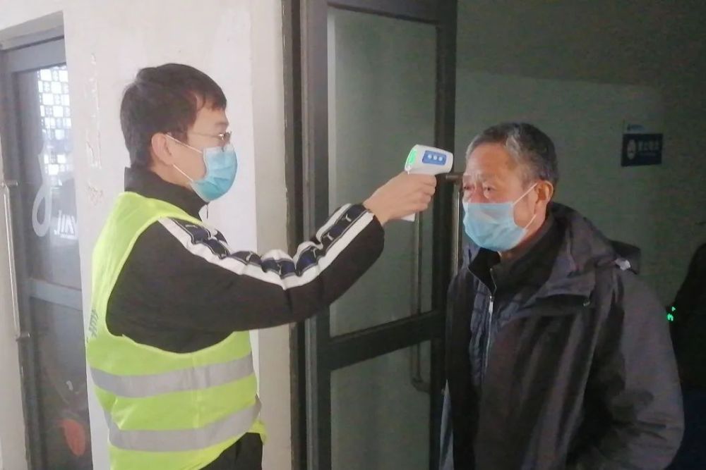 进场施工人员测量体温