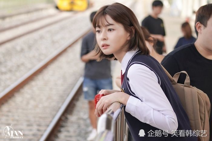 梨泰院权娜拉身穿端庄校服清纯的短发展现初恋情人般的面貌