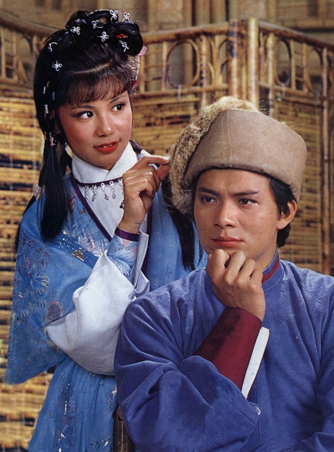 进入演艺圈;1983年,翁美玲因参演武侠剧《射雕英雄传》饰演黄蓉而走红