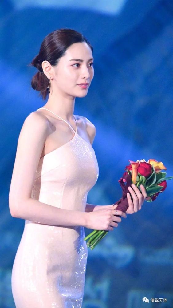 "最美面孔"林珍娜人鱼裙秀s曲线身材太撩人,网友:美到