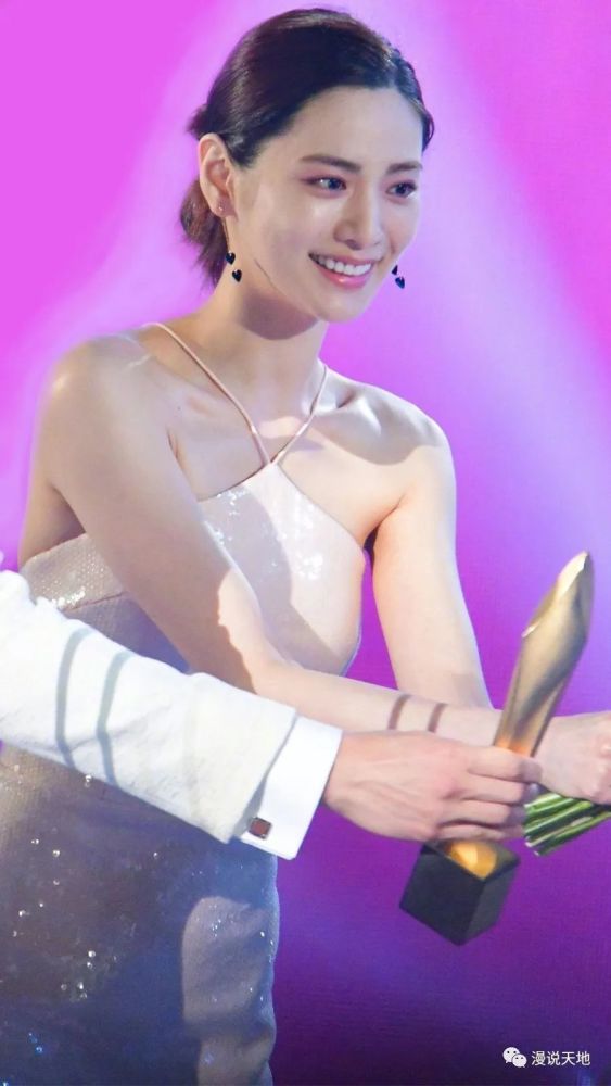 "最美面孔"林珍娜人鱼裙秀s曲线身材太撩人,网友:美到