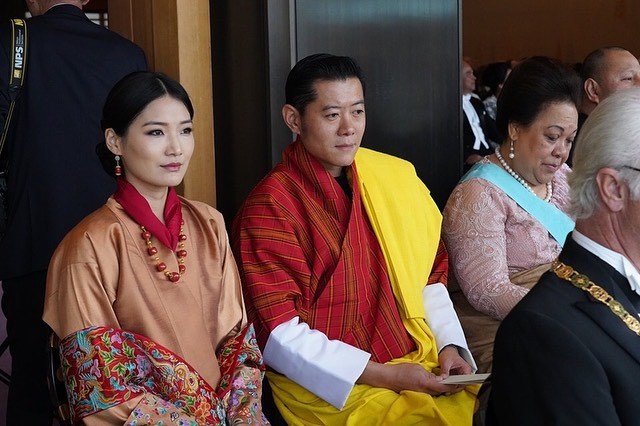 不丹王室发国王全家福,王后临盆在即手捧孕肚很幸福,龙太子萌翻