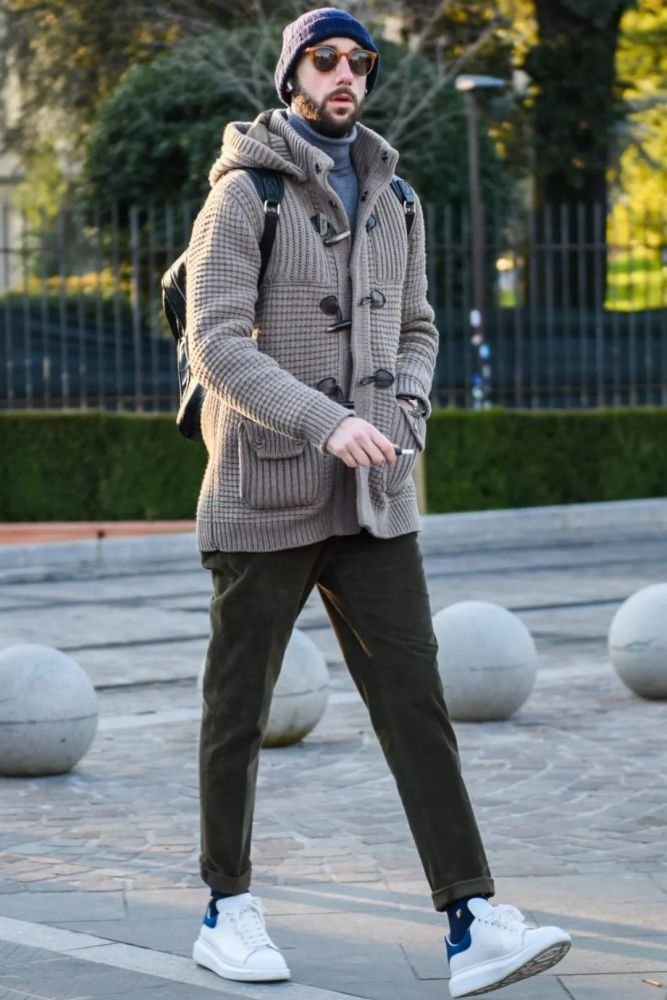 因此,alexander mcqueen 的小白鞋也不会那么好穿,一不小心也很容易