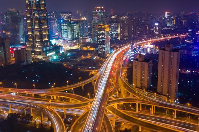 立交桥夜景,高空俯瞰高架桥犹如一条长龙在浦西的高楼大厦间穿行而过