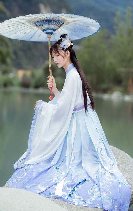 狮子座女子的专属古装雍容华贵,庄重典雅,但同时,也不失活泼可爱的
