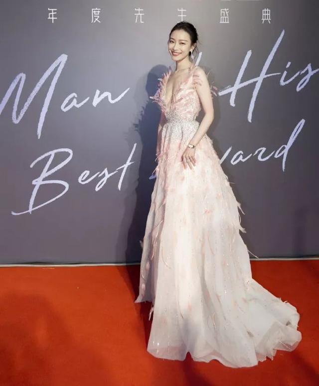 倪妮礼服气质出众,肤白貌美仪态超级优越