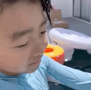 4个月宝宝好动爱笑 三个半月宝宝不爱笑