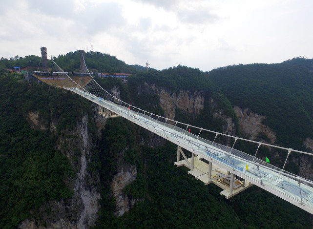 航拍湖南张家界大峡谷玻璃桥壮观景色,我一个恐高的上去都不恐高了