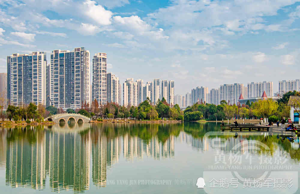 江西赣州城市中央公园:天空千姿百态的迷人云朵,拔地而起的高楼