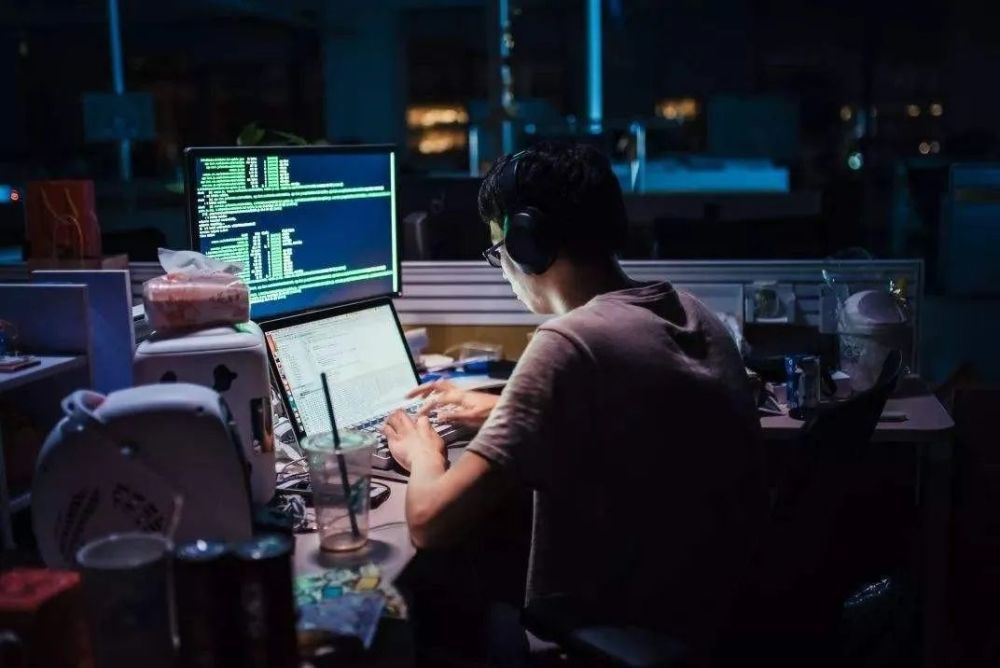 在家办公:公司要求8小时开摄像头半小时不回扣工资