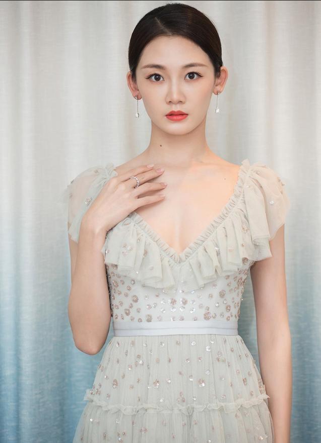 32岁的苗苗因《芳华》闻名,一身紧身裙穿搭尽显气质优雅,太美了