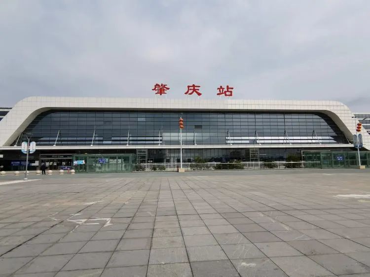 近日,肇庆市火车站客流量明显增加!满300人可申请开复工专列!