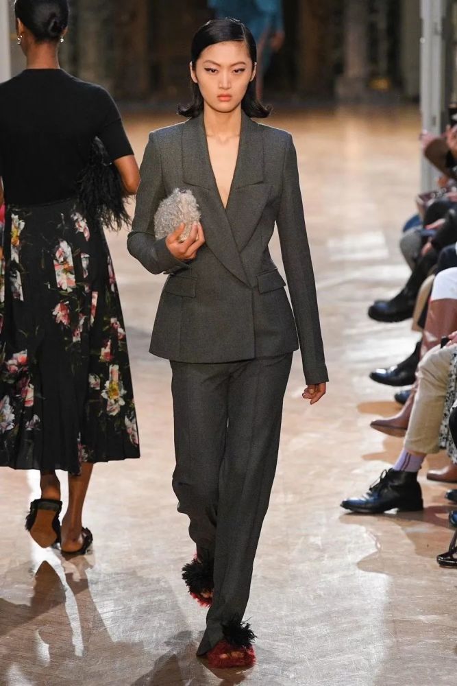 巴黎:kenneth ize / mugler /  dries van noten (领闭) / ann