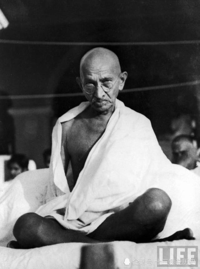 称赞的他认为,甘地是"圣雄,寓意"伟大的灵魂.