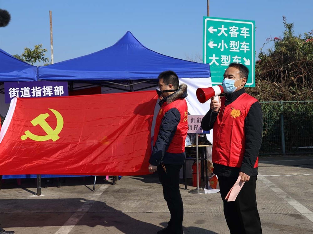 图为:深圳龙岗区的基层公仆在这次抗击疫情中,重温入党誓词,向党旗
