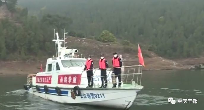 巡航至长江丰都兴义段沿长江干流丰都水域而下当天,执法巡航队从县城