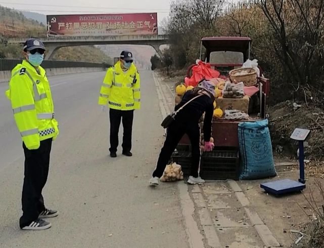 云南弥渡交警清理整治以路为市乱象维护道路交通安全