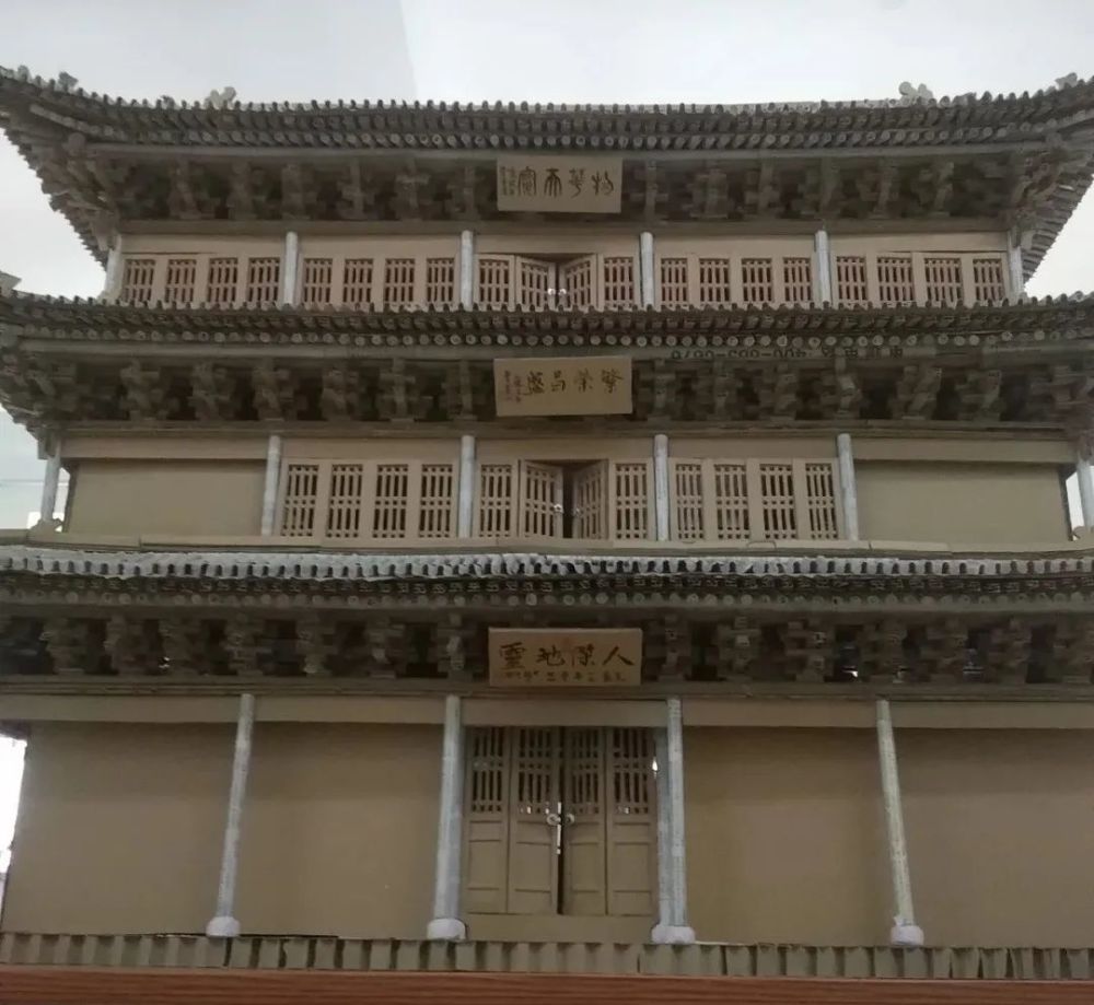 从2006年开始,尝试用废旧报纸,包装纸箱制做古建筑模型,取得初步成效.