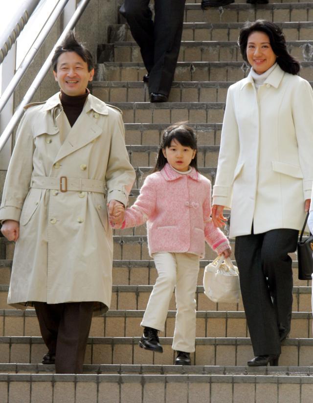 看完爱子公主的长相,再看看日本天皇德仁的长相,父女俩太相像